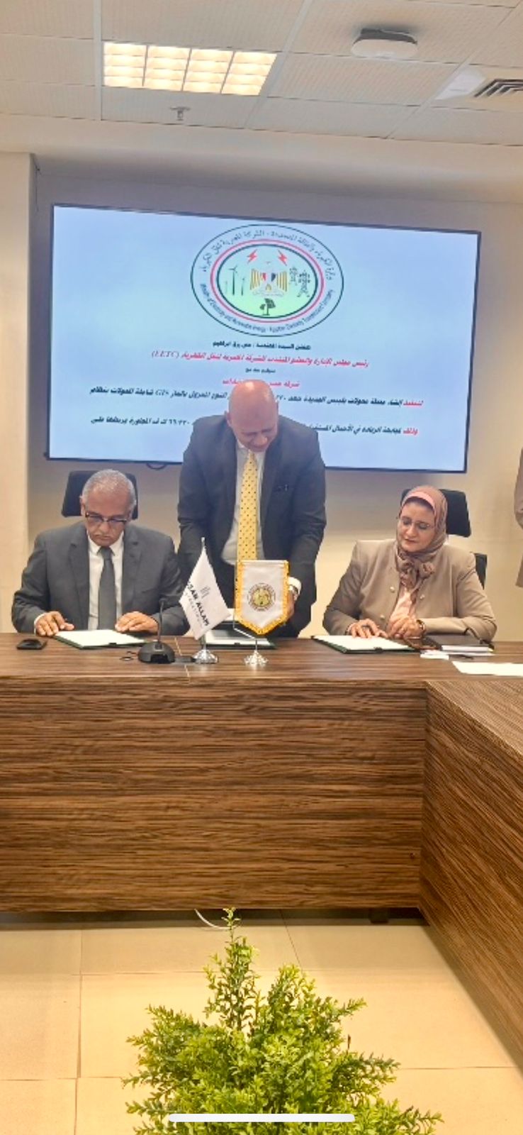 «المصرية لنقل الكهرباء» توقّع عقد إنشاء محطة محولات بلبيس الجديدة